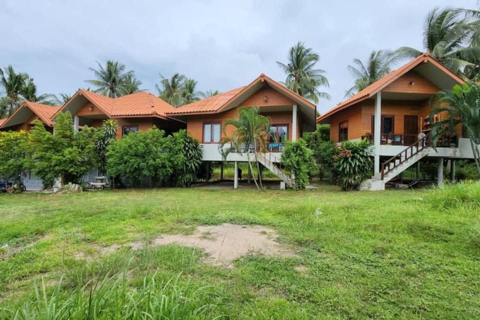 Property building, Day, Garden, Garden view