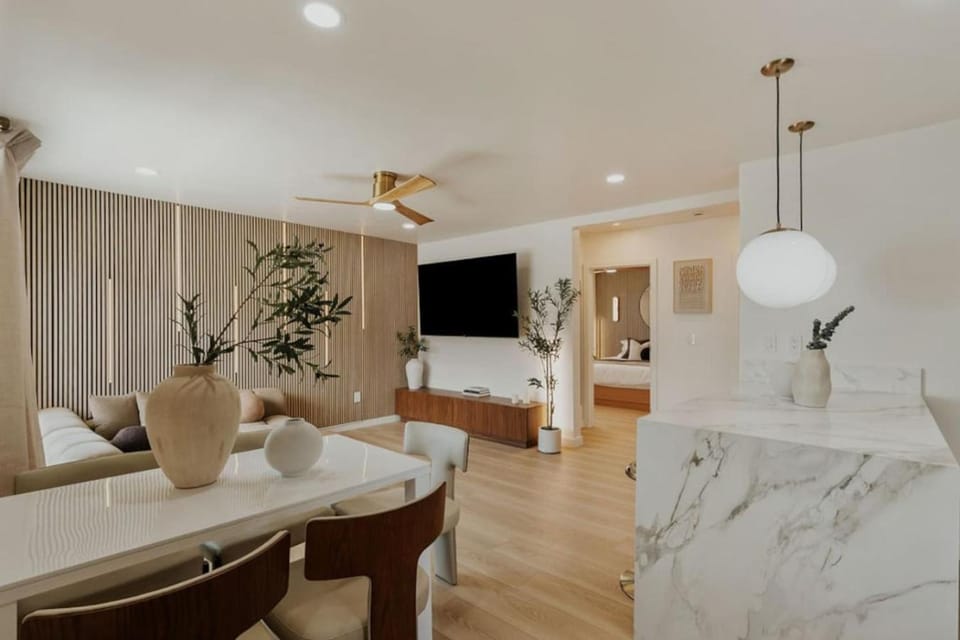 Coastal Aqua-2BR-Walk to Strand - Parking Apartment in Manhattan Beach