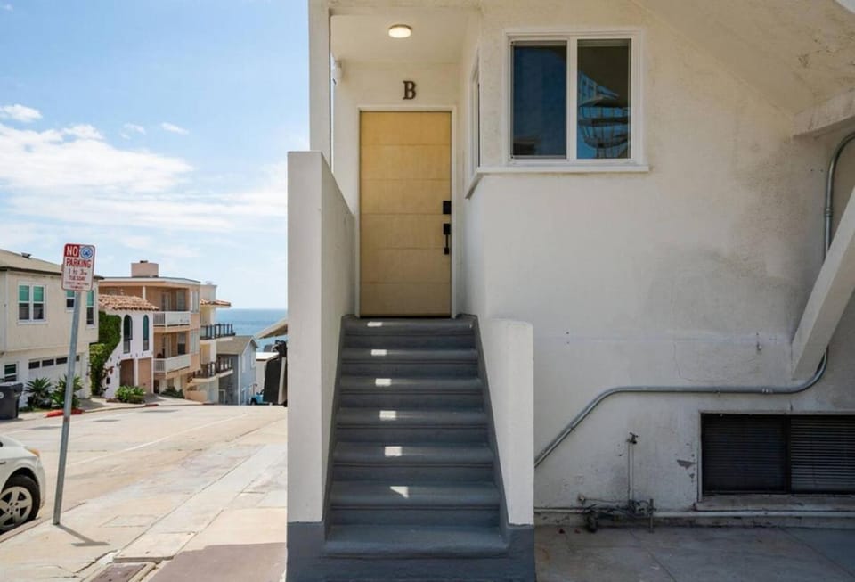 Coastal Aqua-2BR-Walk to Strand - Parking Apartment in Manhattan Beach