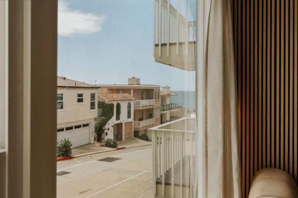 Coastal Aqua-2BR-Walk to Strand - Parking Apartment in Manhattan Beach