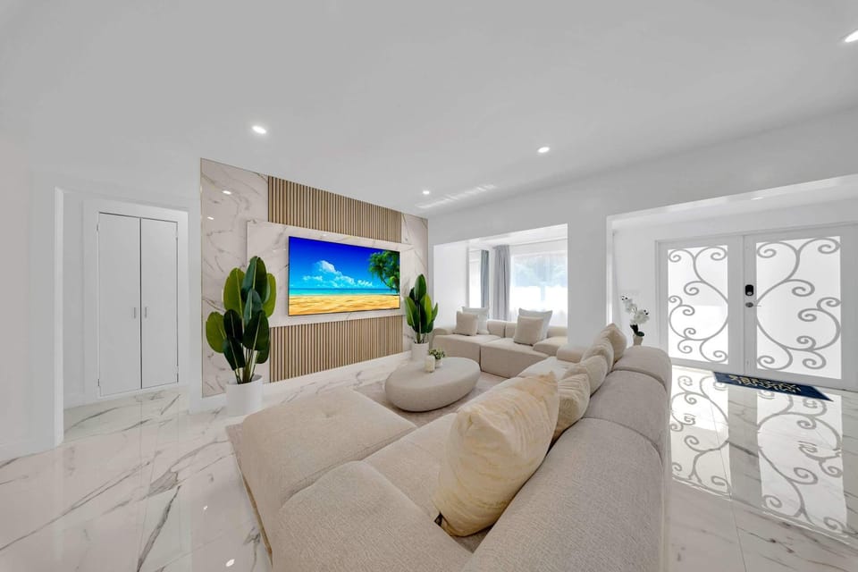 Luxury Villa Alana Private Pool Movie Theatre House in Biscayne Park