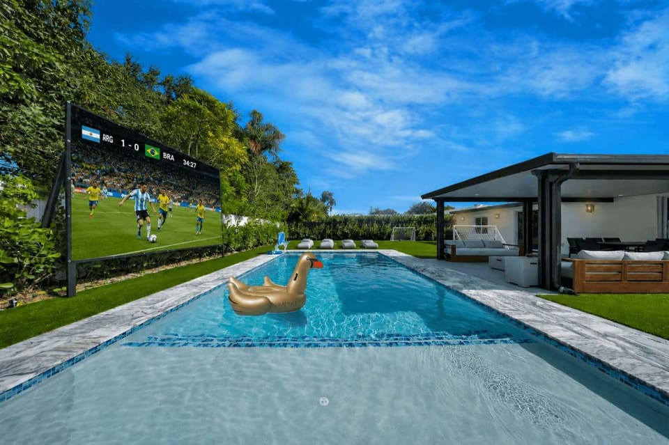 Luxury Villa Alana Private Pool Movie Theatre House in Biscayne Park