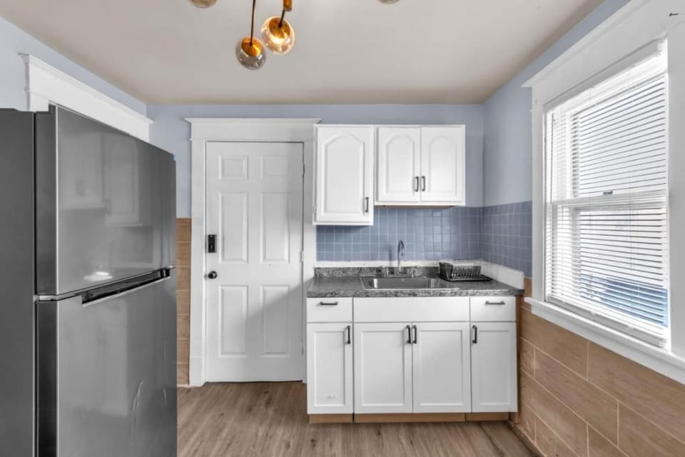 Warm and Spacious 2 Bed Apt House in Cheektowaga
