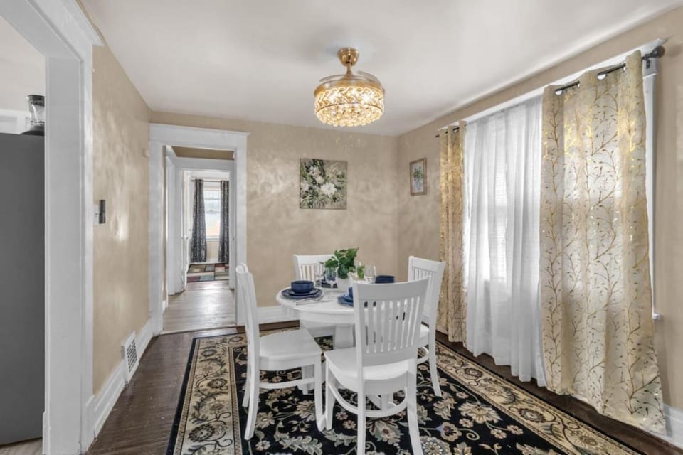 Warm and Spacious 2 Bed Apt House in Cheektowaga