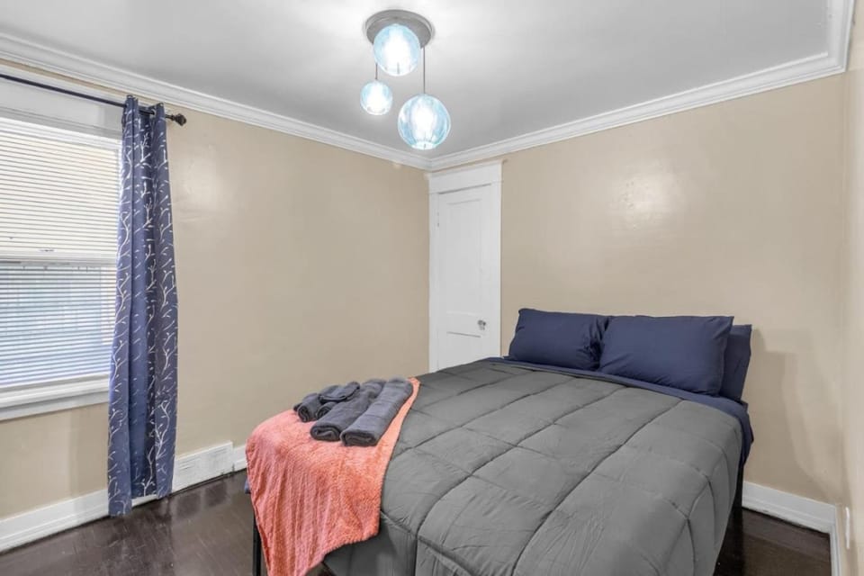 Warm and Spacious 2 Bed Apt House in Cheektowaga