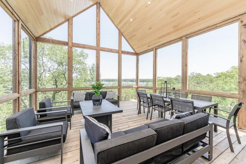 4BR Lakeview Muskoka Cozy Cottage with Kayak, Sauna, Firepit & More House in Muskoka Lakes
