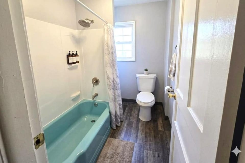 The Serene Niagara House - EV Charger House in Niagara Falls