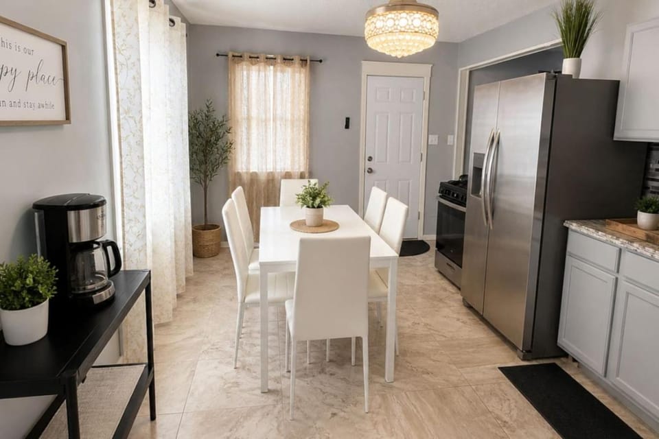 The Serene Niagara House - EV Charger House in Niagara Falls