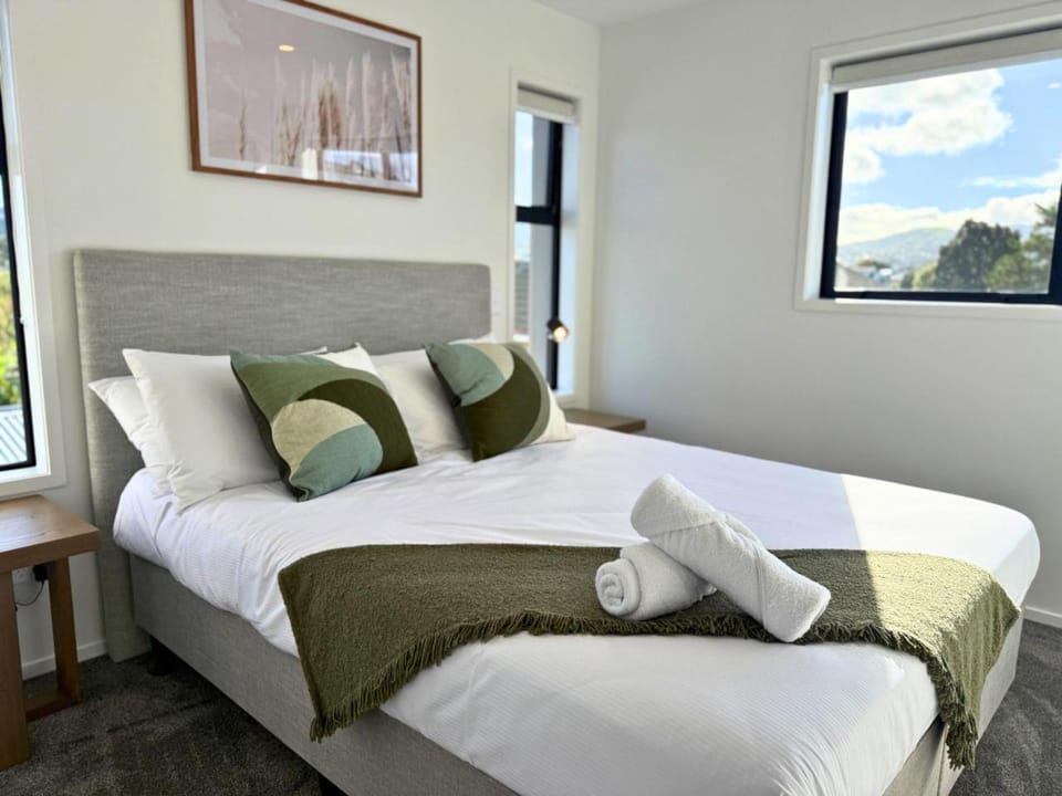 Modern 1BR Townhouse with Private Courtyard House in Lower Hutt