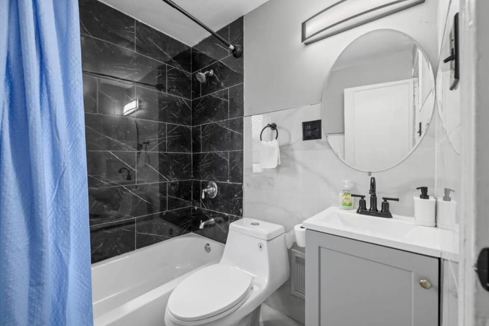 Cozy Home Mins to Niagara Falls and Hospital House in Niagara Falls