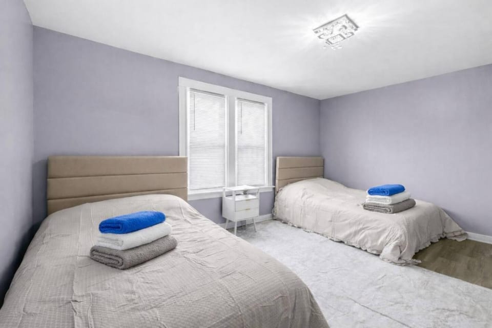 Cozy Home Mins to Niagara Falls and Hospital House in Niagara Falls