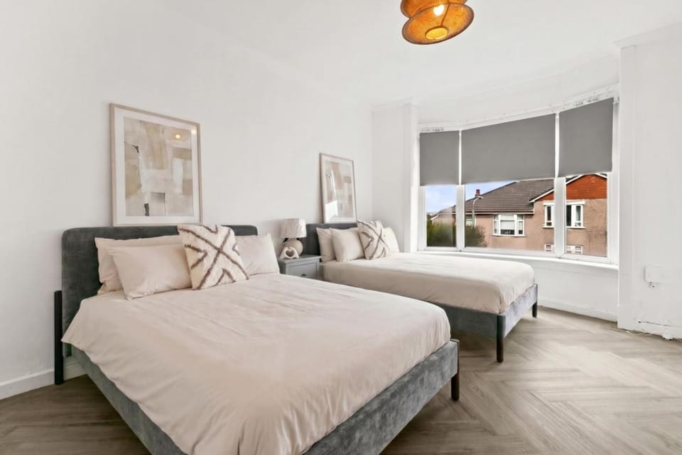 Charming 3 BDR near Glasgow-Sleeps 8-Parking House in Glasgow