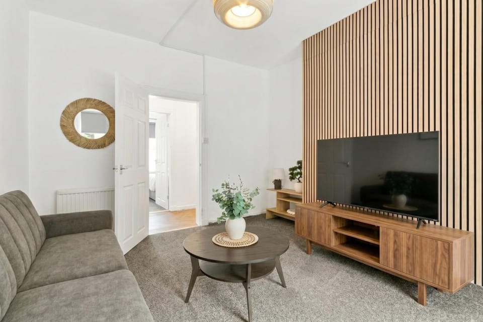 Charming 3 BDR near Glasgow-Sleeps 8-Parking House in Glasgow