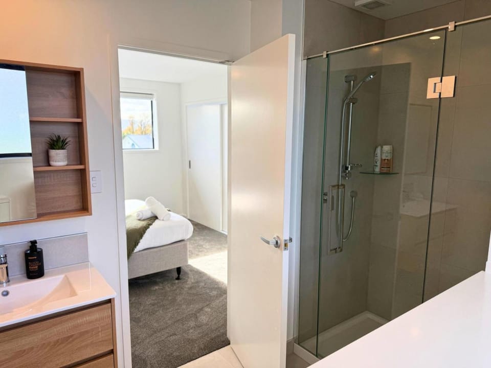Modern Fairfield Escape for Families and Groups House in Lower Hutt