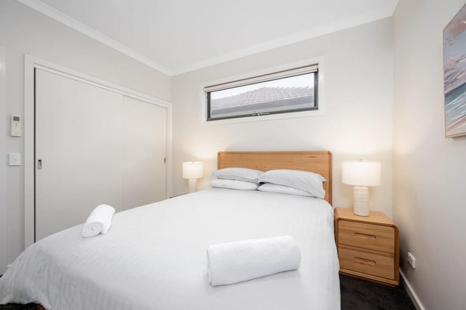 Tropical Glenroy 3 bedroom with Balcony and Parking House in Melbourne
