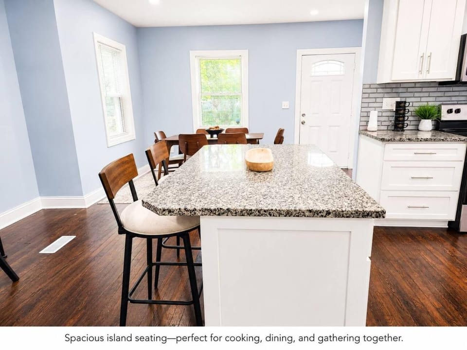 Stylish 3BR Home Near Everything Sleeps 7 House in Kansas City