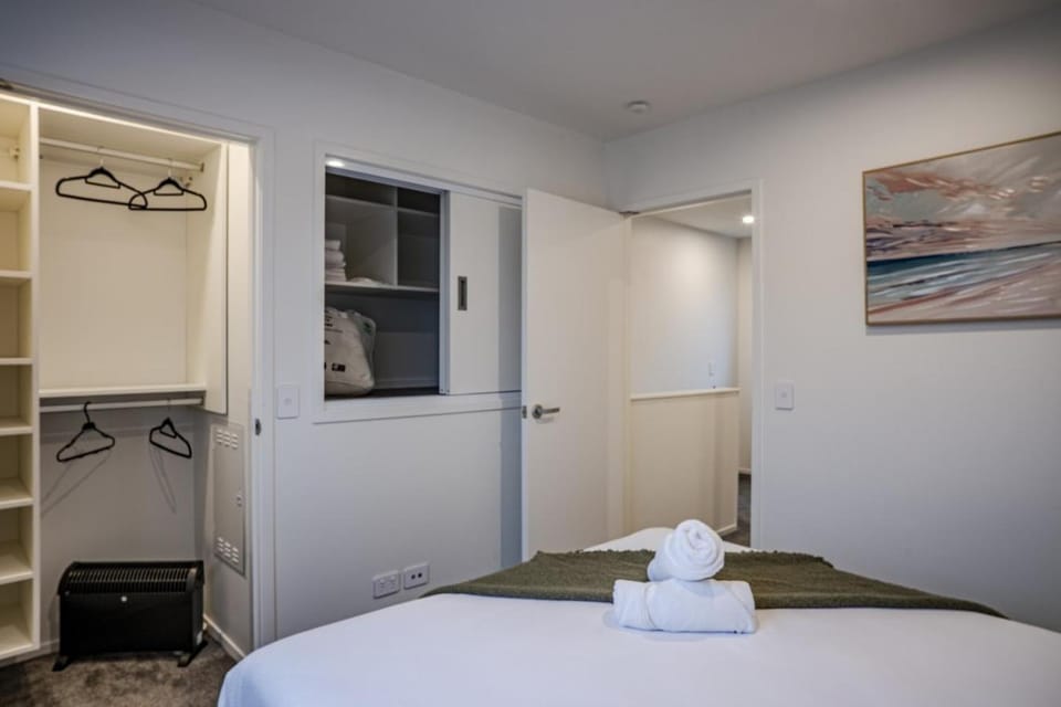 Contemporary 2BR Townhouse in Fairfield House in Lower Hutt