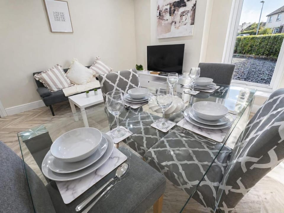Cosy 2 BDR in Glasglow - Sleeps 6 - Parking House in Glasgow