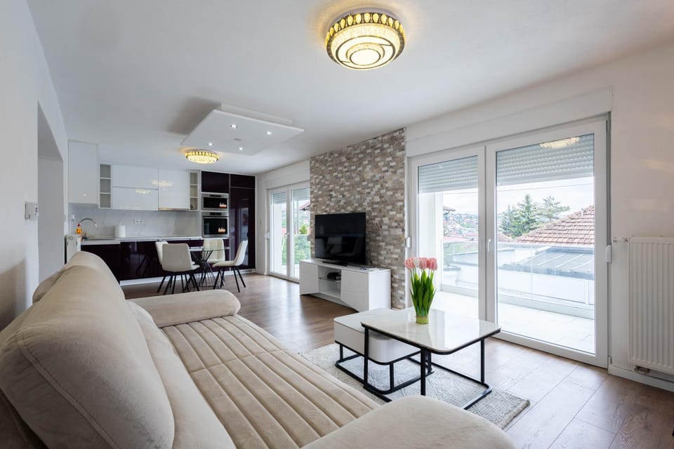 TV and multimedia, Living room, Dining area, microwave, oven, kitchen