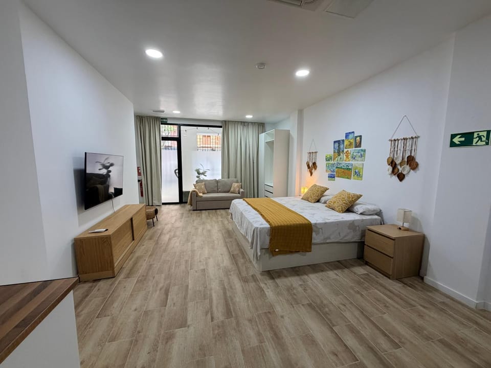 Communal lounge/ TV room, Bed, TV and multimedia, Living room, Photo of the whole room, Bedroom, wardrobe