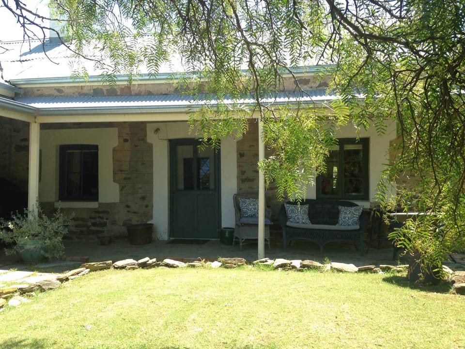 Property building, Facade/entrance, Garden, Balcony/Terrace