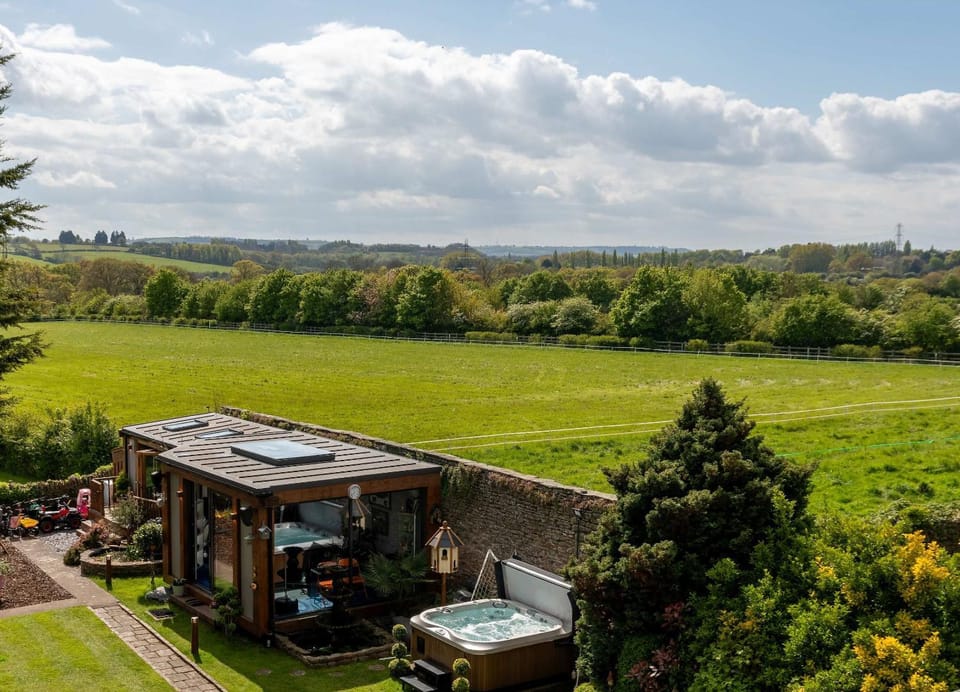 Luxurious Countryside House with Jacuzzi & Gym House in Bristol