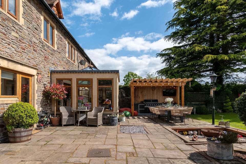 Luxurious Countryside House with Jacuzzi & Gym House in Bristol