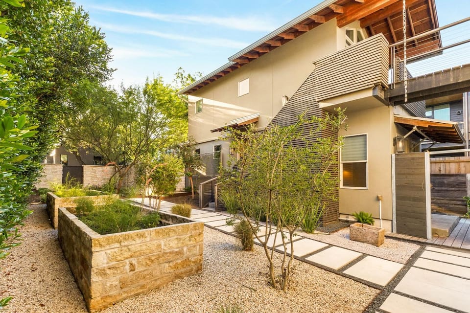 5BR Austin Compound Casita & High End finishes House in Zilker