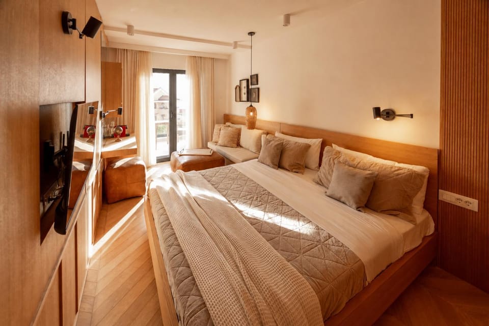 Bed, TV and multimedia, Photo of the whole room, Bedroom