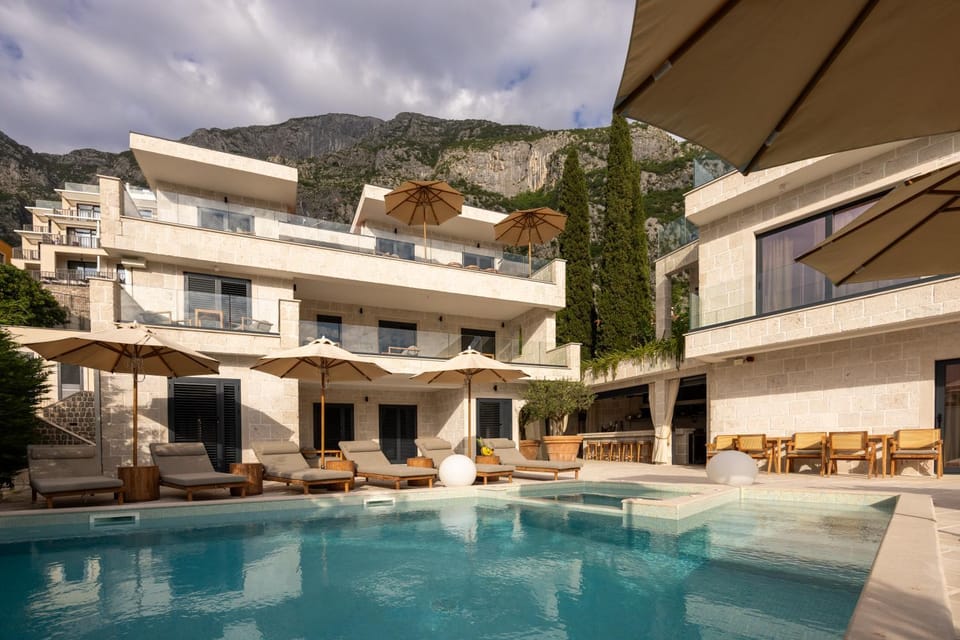Property building, Patio, Day, Natural landscape, Mountain view, Pool view, Swimming pool, sunbed