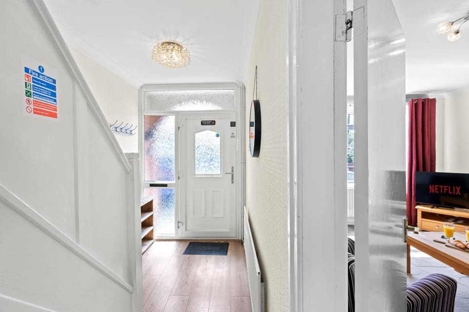 Great Sutton House Perfect for Contractors House in Ellesmere Port