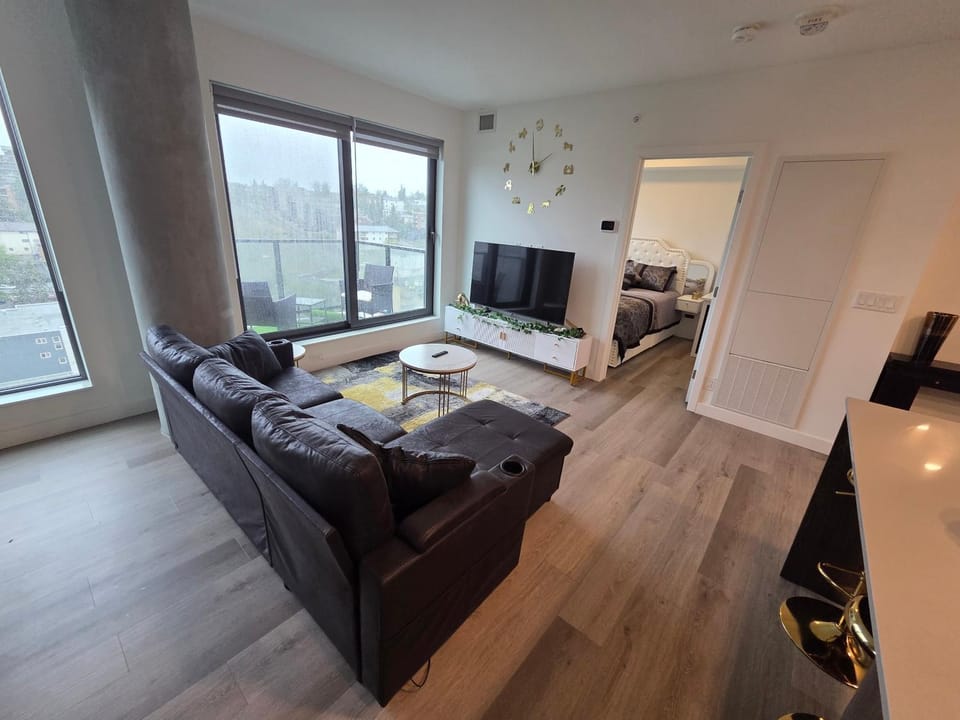 Breath Taking View-TopFloorPHaccess-DTskyline-2BR2WR-5Guest Apartment in Calgary