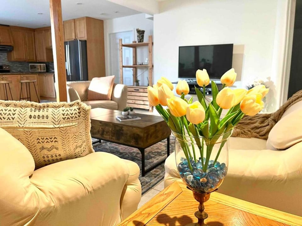 Prestige Pet friendly Private Suite with Free Parking Apartment in Newmarket
