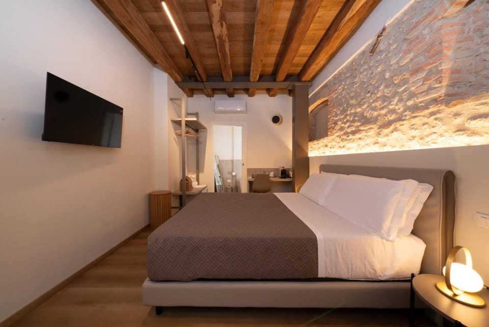 Bed, TV and multimedia, Bedroom