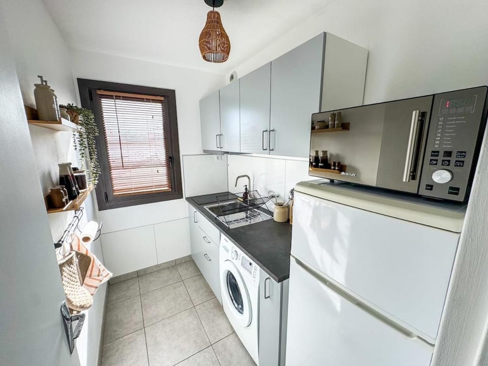 Kitchen or kitchenette, stove, washing machine