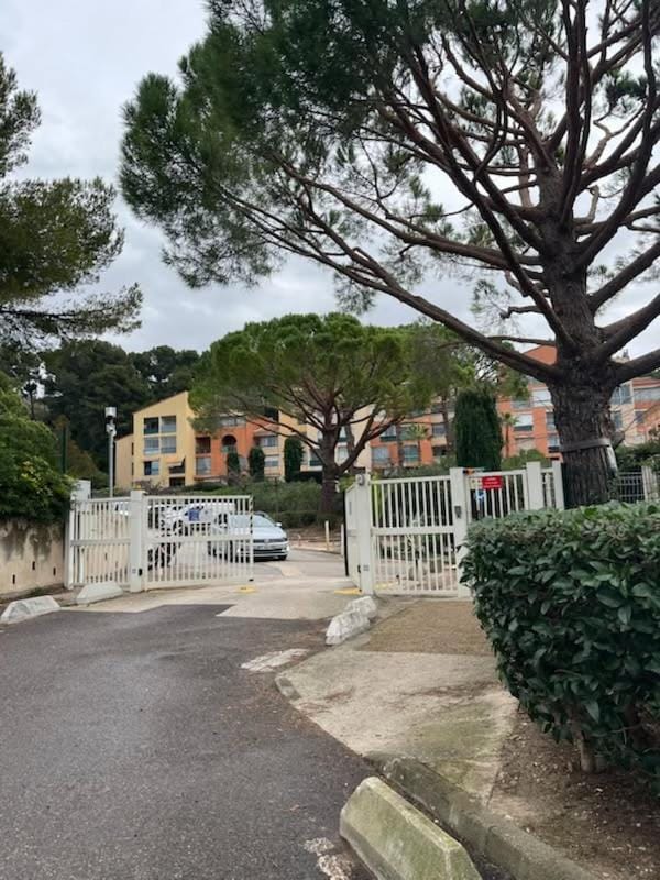 Cap Liouquet T2 proche mer avec parking Apartment in La Ciotat