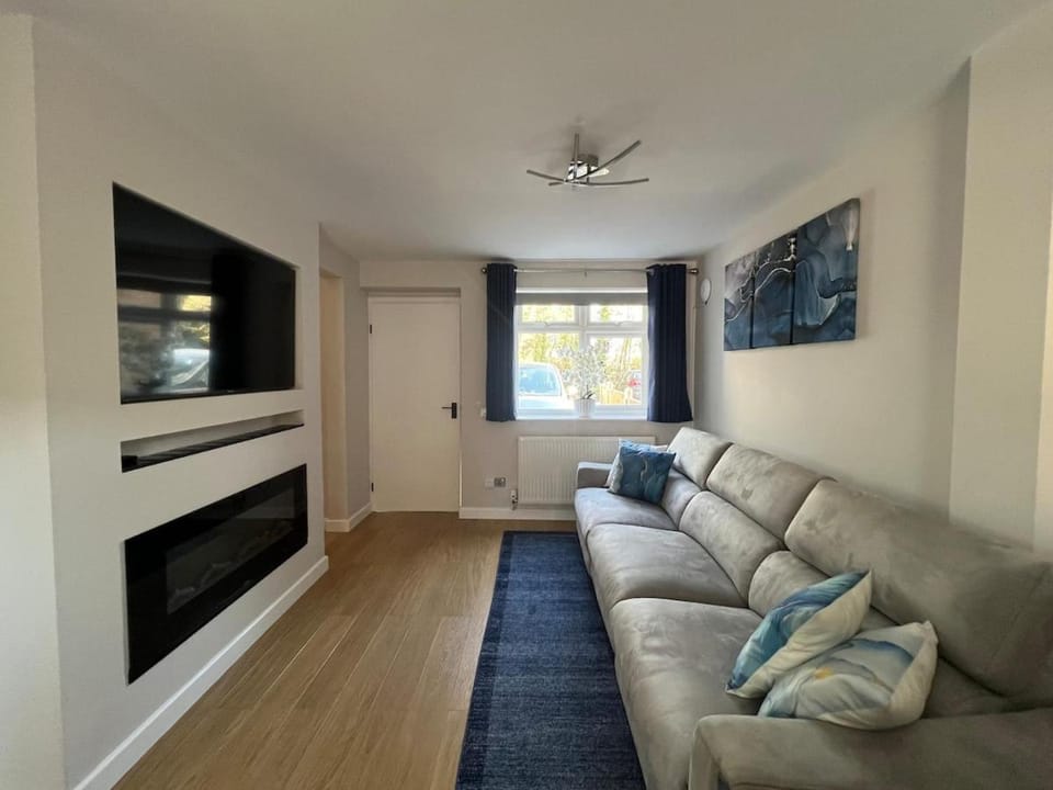 Modern 3BR House with Parking & Garden - Sleeps 6 House in New Forest District
