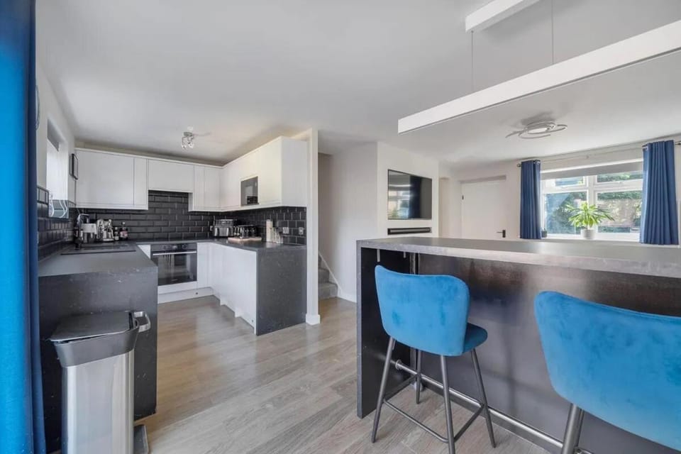 Modern 3BR House with Parking & Garden - Sleeps 6 House in New Forest District