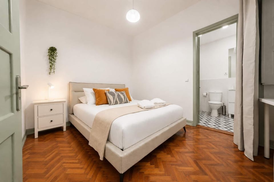 Photo of the whole room, Bedroom