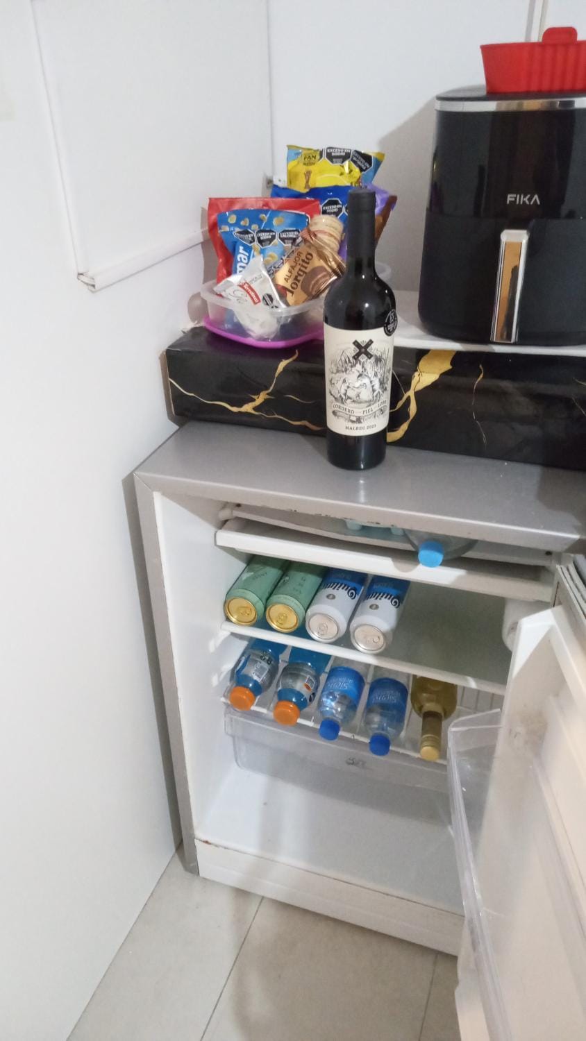 Kitchen or kitchenette, minibar