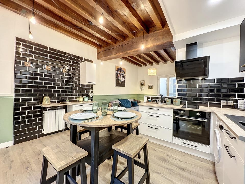 Dining area, kitchen