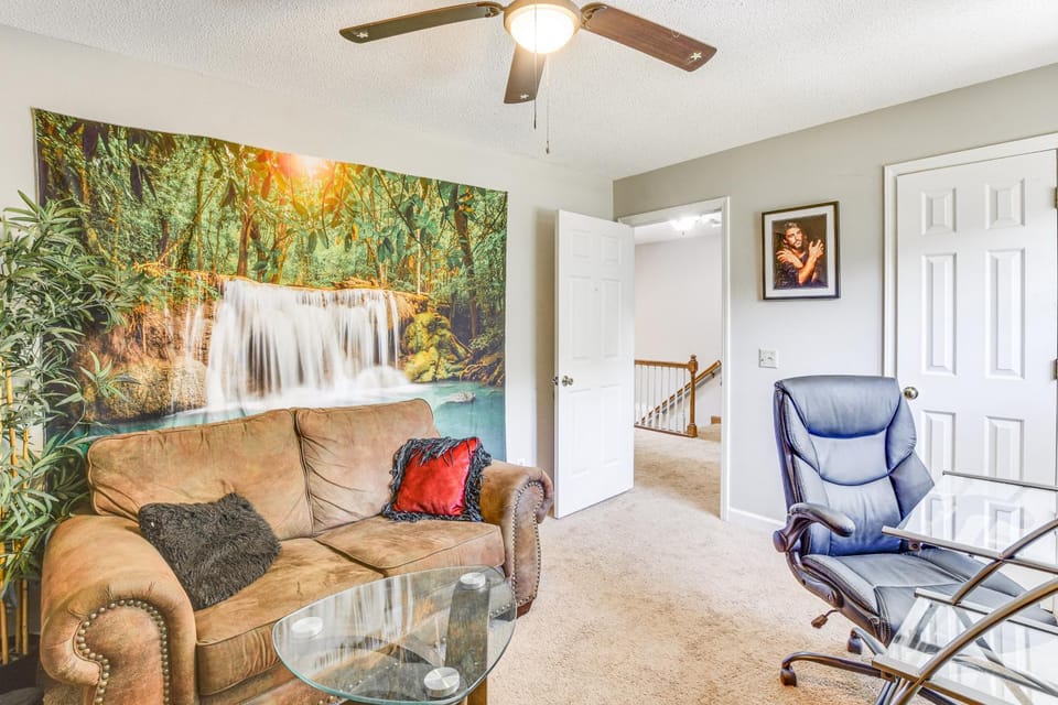3 Mi to San-Lee Park! Family Home w/ Office & Yard House in North Carolina