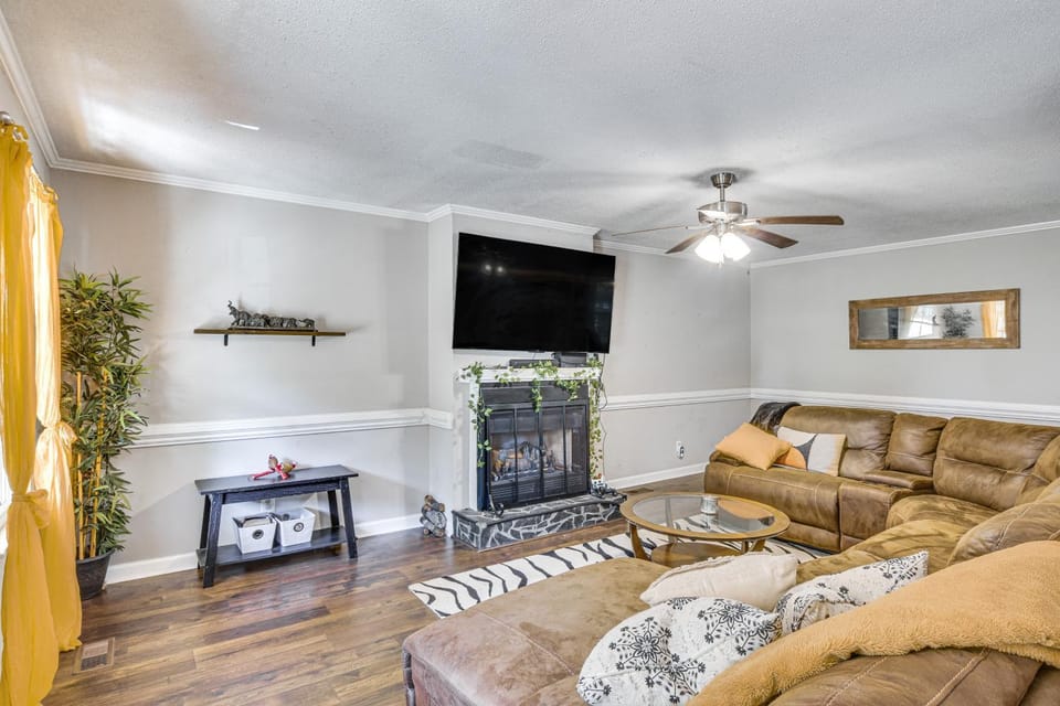 3 Mi to San-Lee Park! Family Home w/ Office & Yard House in North Carolina