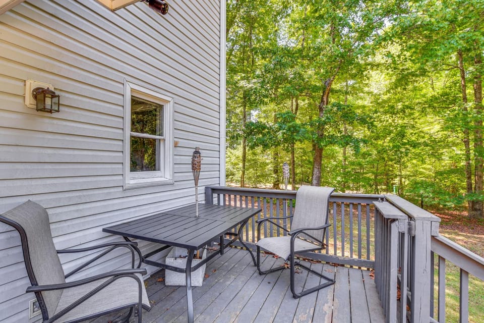 3 Mi to San-Lee Park! Family Home w/ Office & Yard House in North Carolina