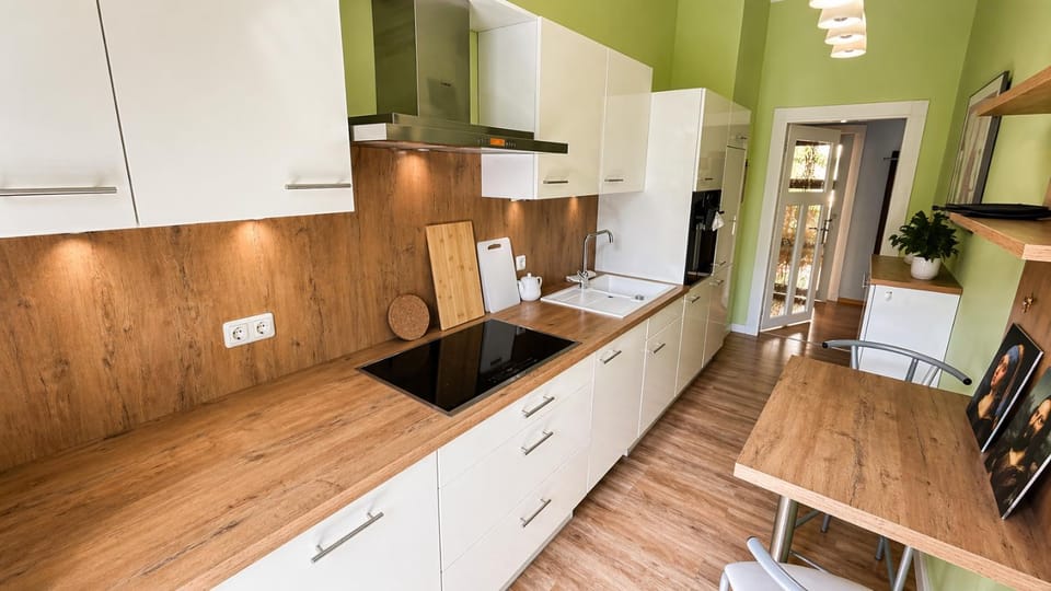 Premium Apartment in Awesome Sudvorstadt Location, 3 Bedrooms, For up to 9 people, 7 separate beds, Premium Kitchen and Bathroom Apartment in Leipzig