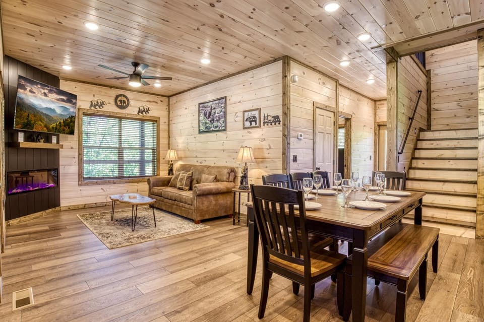 Communal lounge/ TV room, TV and multimedia, Living room, Decorative detail, Decorative detail, Seating area, Dining area, Evening entertainment, Entertainment, fireplace, fireplace