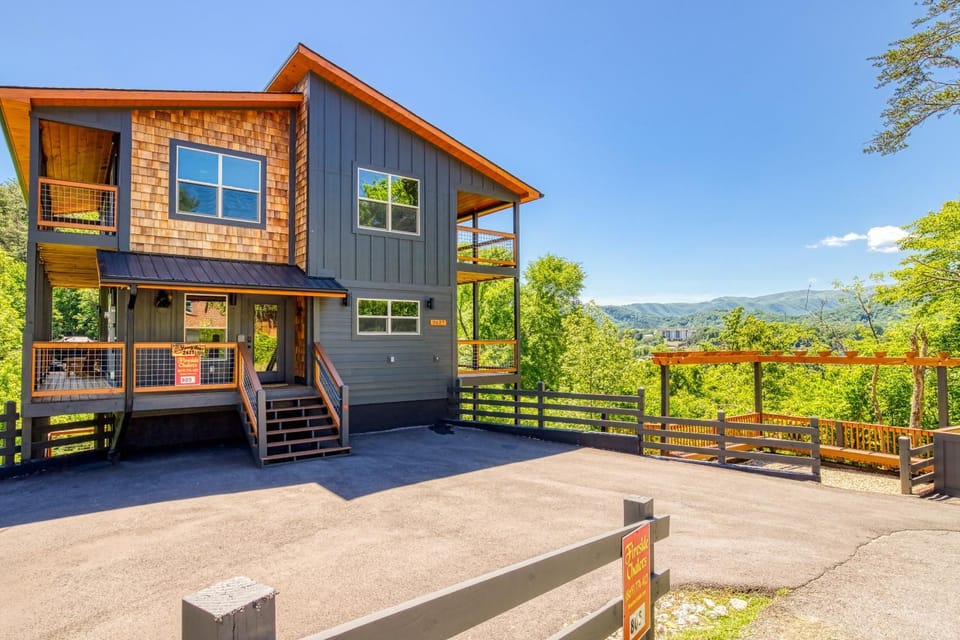 Property building, Spring, Day, Natural landscape, Bird's eye view, View (from property/room), View (from property/room), Balcony/Terrace, Balcony/Terrace, Decorative detail, Decorative detail, City view, City view, Mountain view, Mountain view, Parking