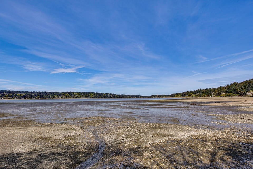 Private Beach Access! Group-Friendly Getaway! House in Hood Canal