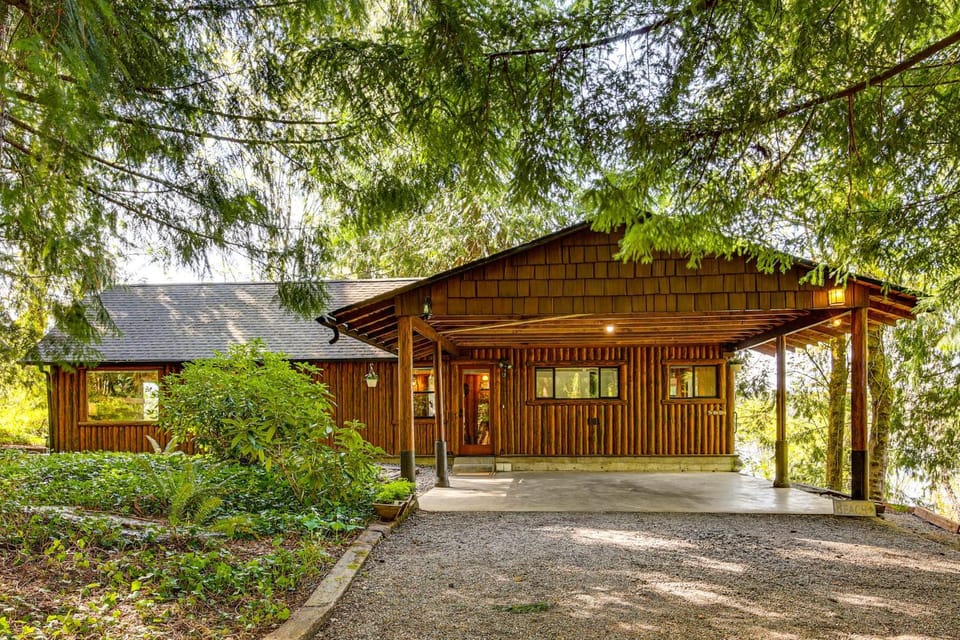 Private Beach Access! Group-Friendly Getaway! House in Hood Canal