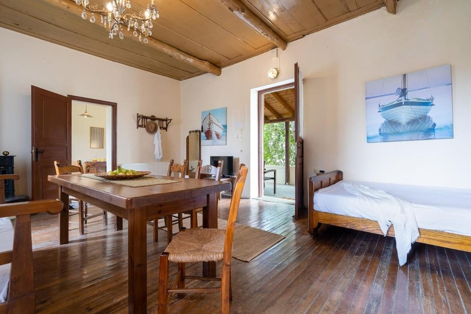 Bed, Living room, Dining area